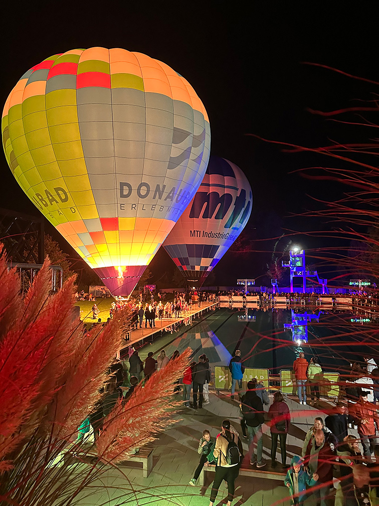 Ballonglühen am Donaubad in Neu-Ulm bei Nacht